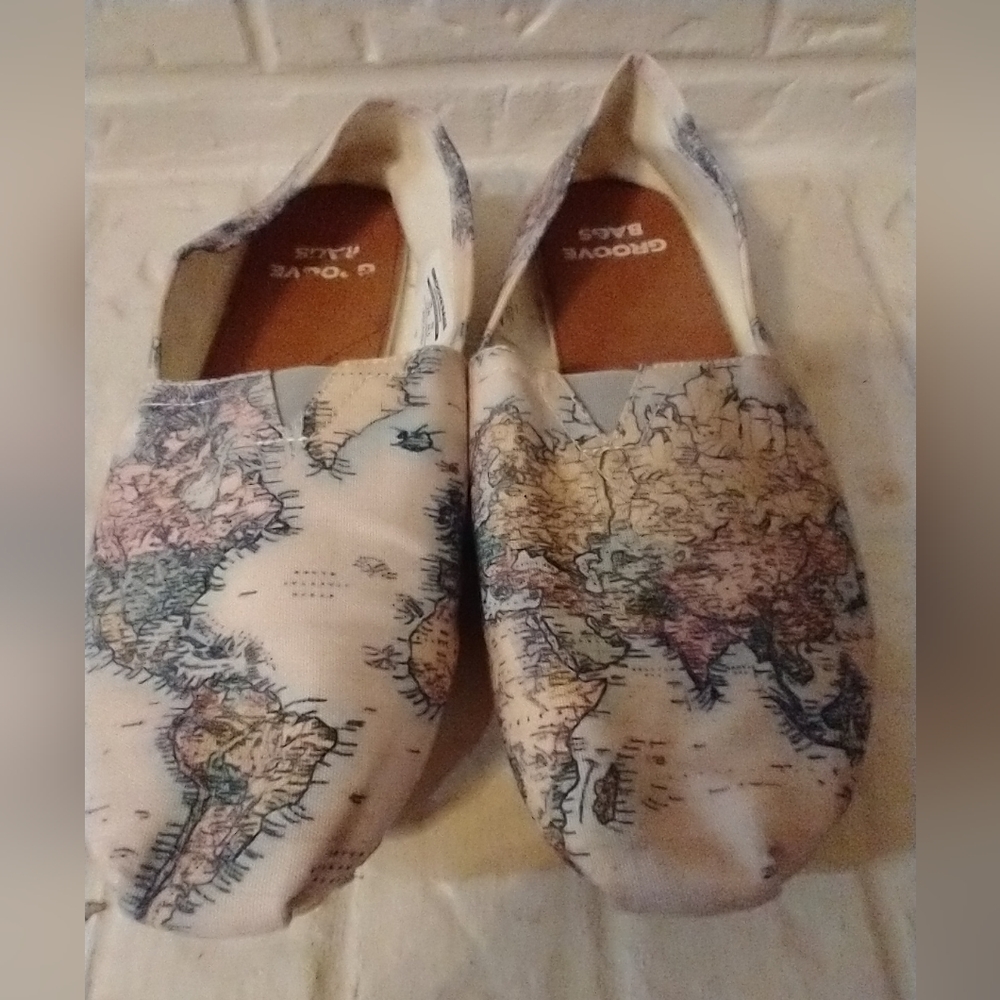 Groove Bags Women's Map-Print Slip-On Flats in Cream